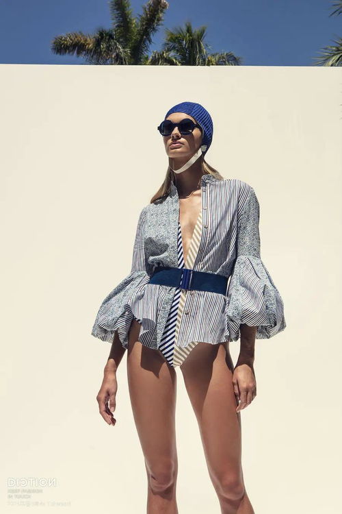 百变条纹巧思搭，皮革点睛品自高——衣橱里的经典碰撞艺术